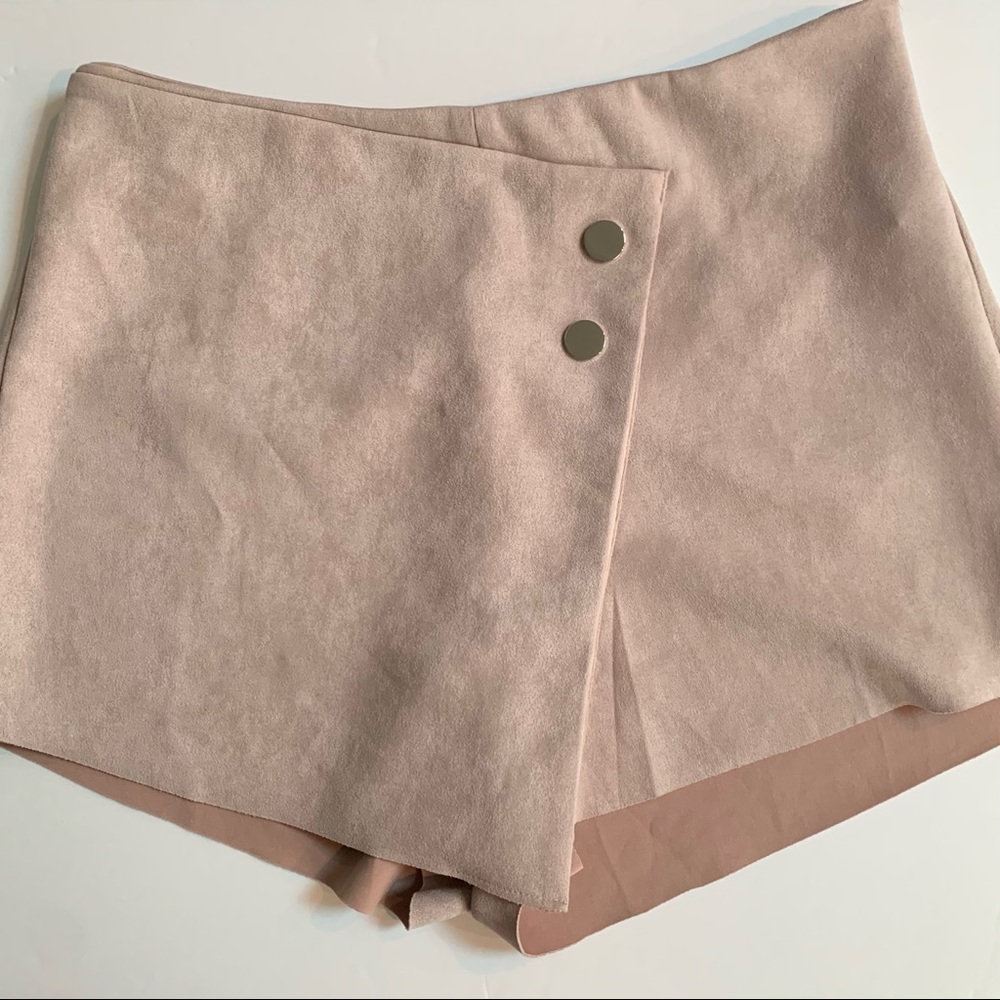 Charlotte Russe stretchy faux suede beige blush skort Size Large